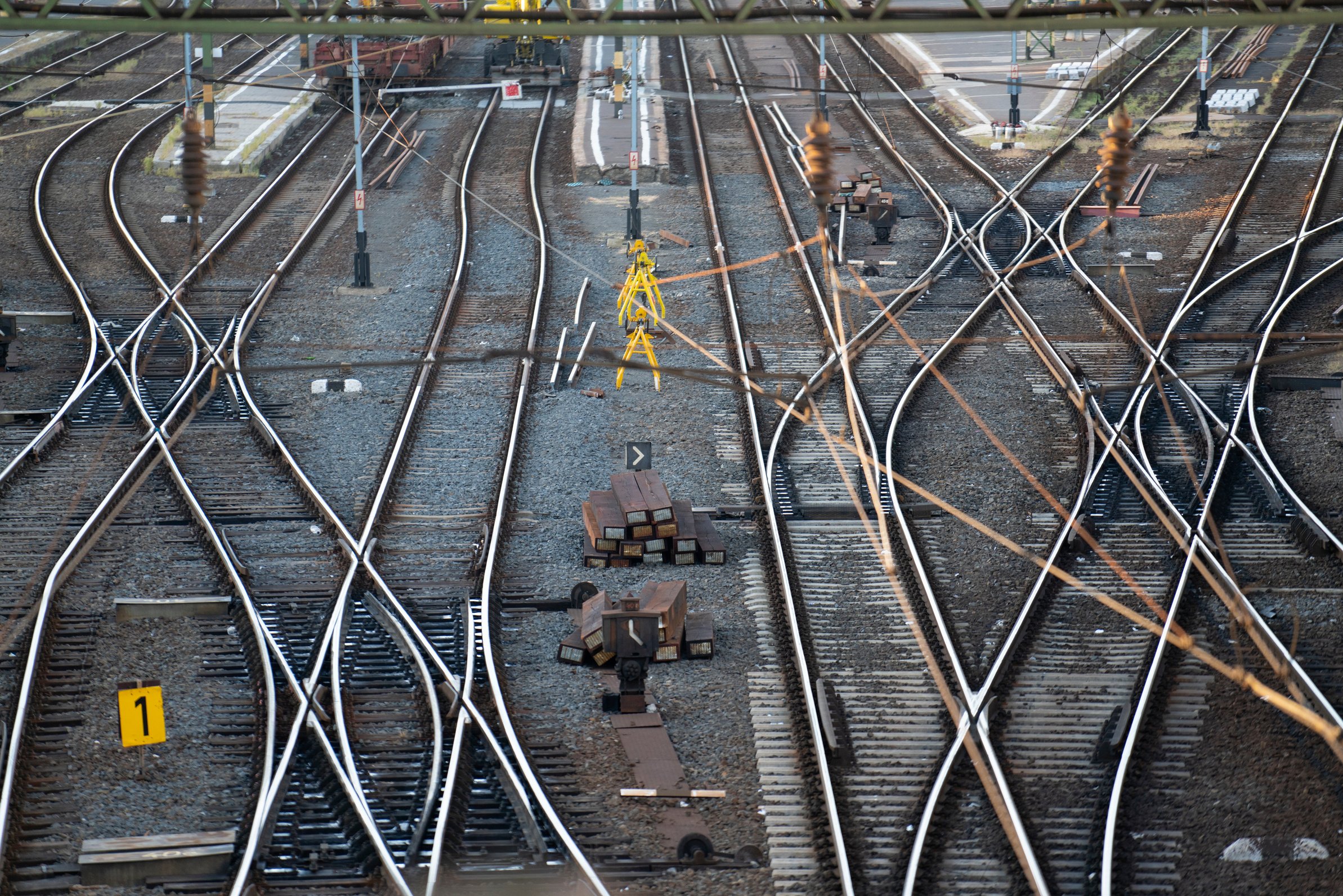 Railway station, transporting system